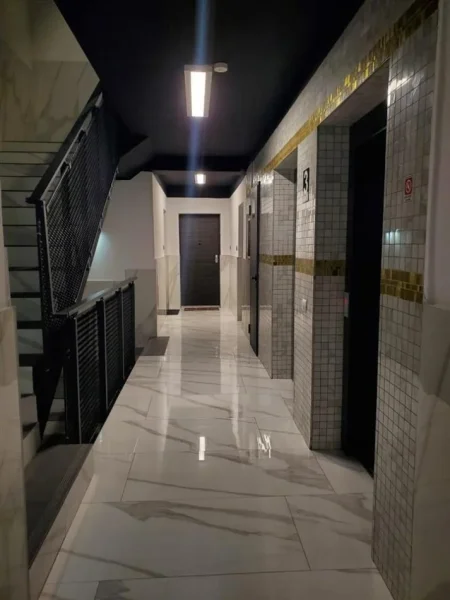 Tirane, jepet me qera apartament 2+1+Ballkon Kati 4, 900 € (Rruga Gjik Kuqali)