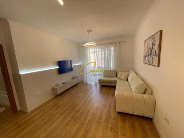 Tirane, jepet me qera apartament 1+1 Kati 8, 65 m² 450 € (ASTIR)