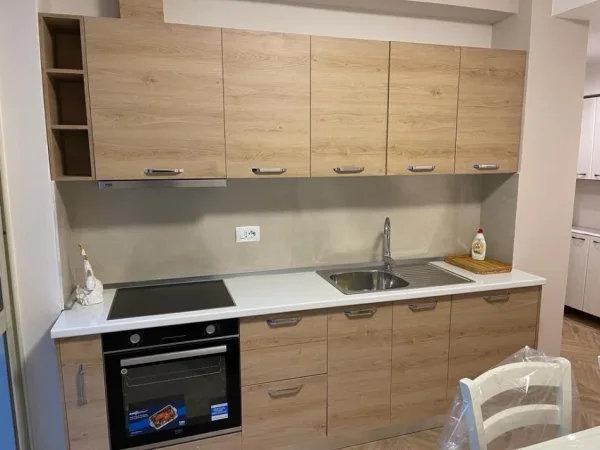 Tirane, jepet me qera apartament 3+1 Kati 2, 750 € 