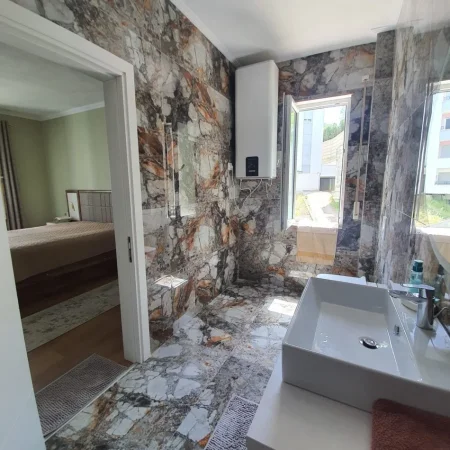 Tirane, shitet apartament 2+1+Ballkon Kati 2, 255.000 € 