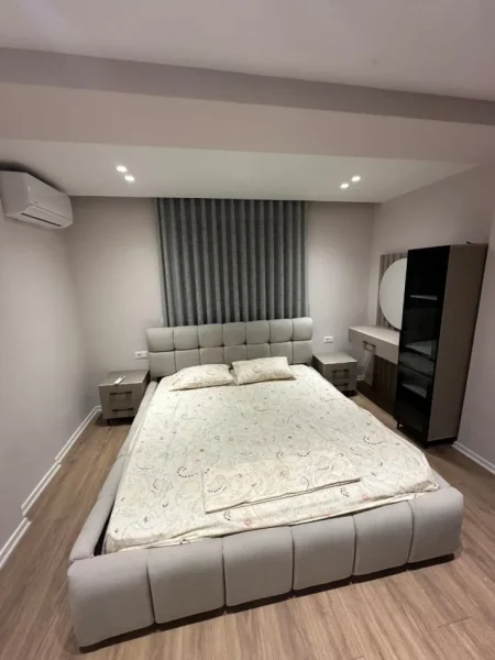 Tirane, jepet me qera apartament 2+1 Kati 4, 98 m² 800 € (QENDER BULEVARDI ZOGGU I)