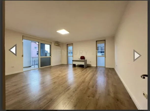 Tirane, jepet me qera ambjent biznesi Kati 5, 80 m² 700 mije leke (Rruga e Kavajes, 200 metra larg Sheshit Skenderbej)