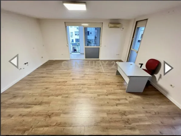 Tirane, jepet me qera ambjent biznesi Kati 5, 80 m² 700 mije leke (Rruga e Kavajes, 200 metra larg Sheshit Skenderbej)
