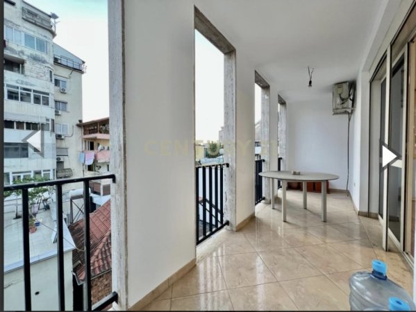 Tirane, jepet me qera ambjent biznesi Kati 5, 80 m² 750 € (Rruga e Kavajes, 200 metra larg Sheshit Skenderbej)