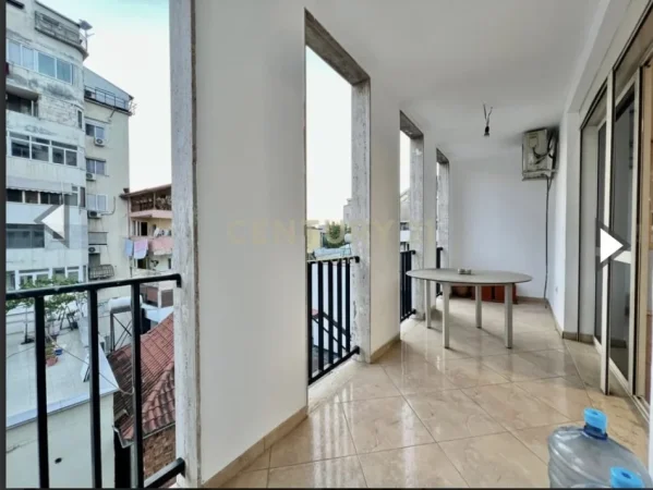 Tirane, jepet me qera ambjent biznesi Kati 5, 80 m² 700 mije leke (Rruga e Kavajes, 200 metra larg Sheshit Skenderbej)