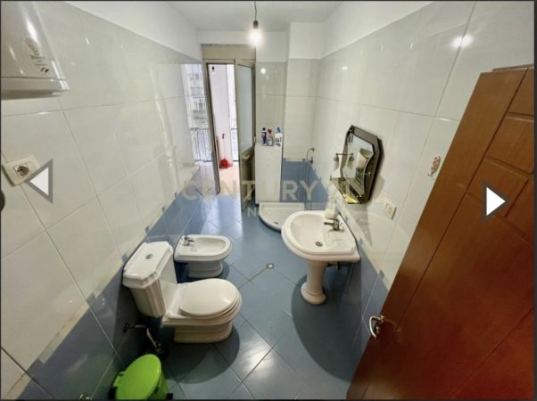 Tirane, jepet me qera ambjent biznesi Kati 5, 80 m² 750 € (Rruga e Kavajes, 200 metra larg Sheshit Skenderbej)