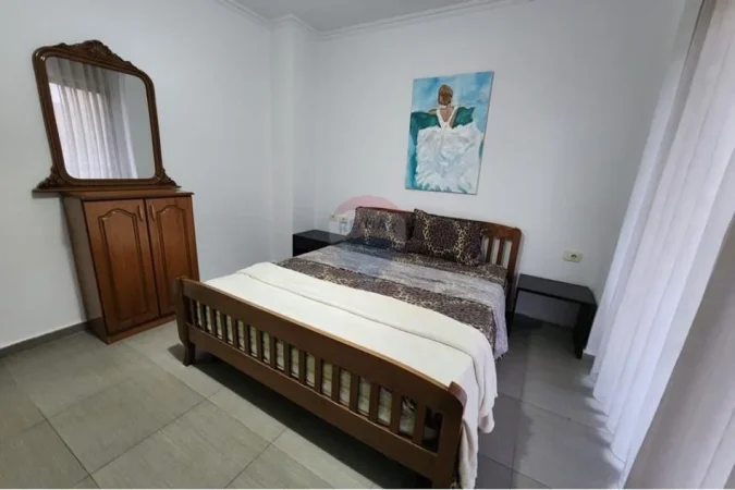 Tirane, jepet me qera apartament 2+1+Ballkon Kati 3, 90 m² 600 € (Kristal Center)