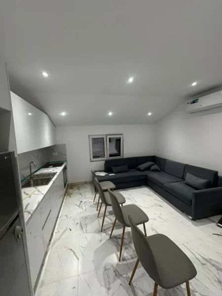 Tirane, jepet me qera apartament 1+1 Kati 3, 65 m² 500 € (Mbikalimi i Komunës së Parisit)