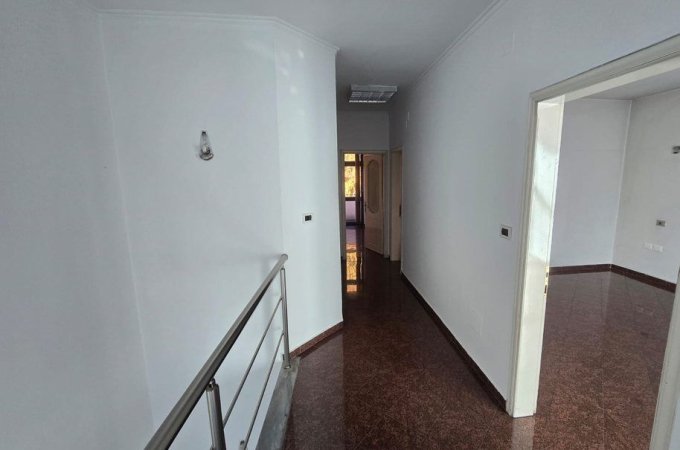 Tirane, jepet me qera ambjent biznesi , 290 m², 400 000 ALL