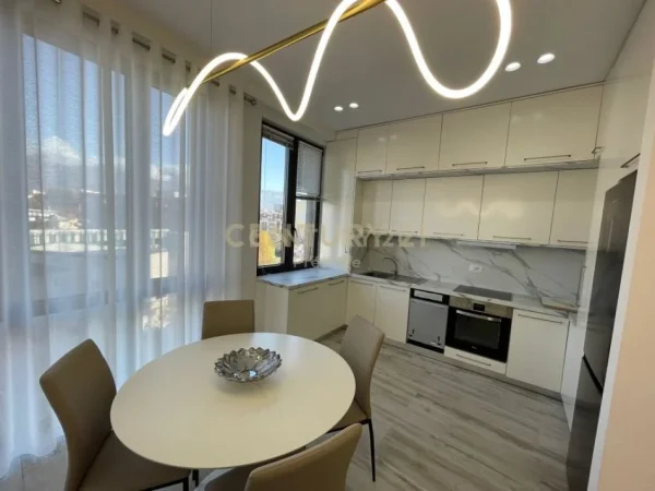 Tirane, jepet me qera apartament 2+1+Ballkon Kati 4, 118 m² 1.300 € (Rruga Dritan Mezini)