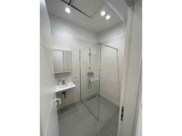 Tirane, jepet me qera apartament 2+1+Ballkon Kati 4, 118 m² 1.300 € (Rruga Dritan Mezini)