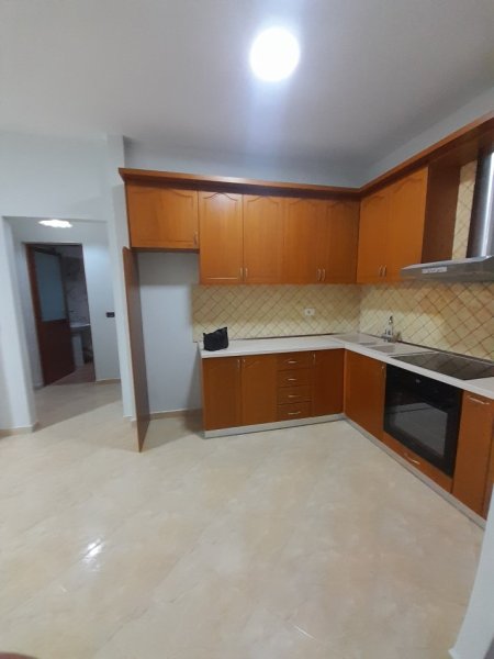 Tirane, jepet me qera apartament 2+1 Kati 2, 100 m² 550 € (Rruga Him Kolli, Myslym Shyri, Tiranë)