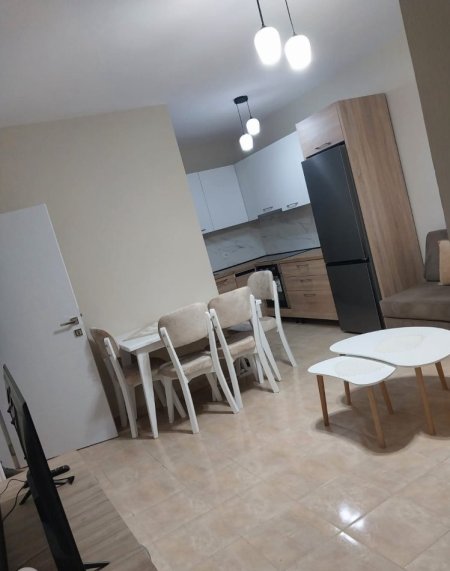 Tirane, jepet me qera apartament 1+1+Ballkon Kati 2, 60 m² 500 € (KOMUNA E PARISIT)