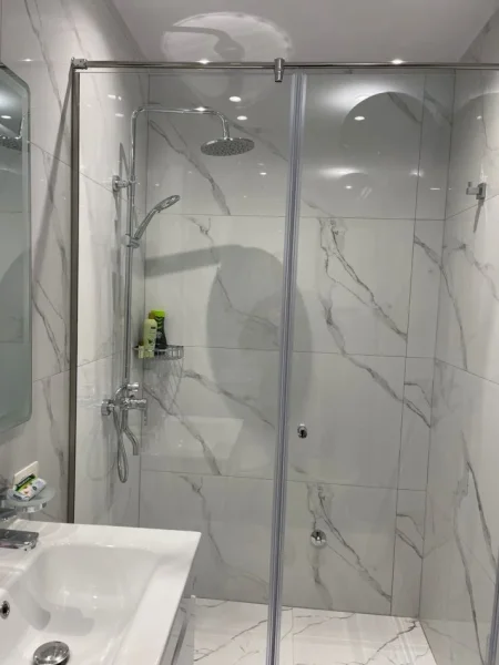Tirane, jepet me qera apartament 1+1 Kati 9, 75 m² 900 € (RRUGA E KOSOVAREVE, PRANE HOTEL DINASTIA)