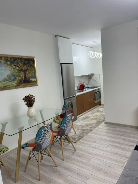 Tirane, jepet me qera apartament 1+1 Kati 9, 75 m² 900 € (RRUGA E KOSOVAREVE, PRANE HOTEL DINASTIA)