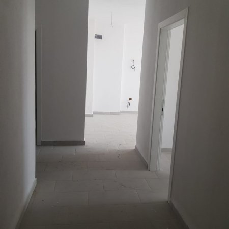 Tirane, jepet me qera apartament 3+1 Kati 4, 1.250 € 