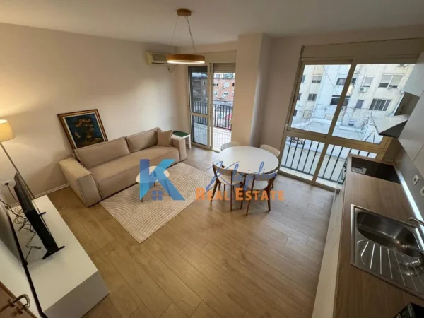Tirane, jap me qera apartament 1+1+Ballkon Kati 5, 70 m² 700 € (Rruga e Kavajes)