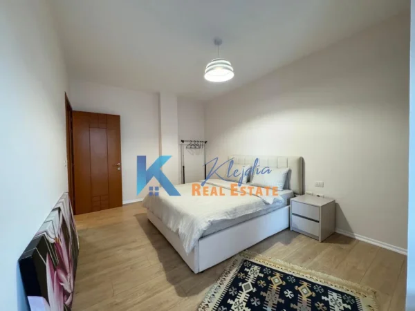 Tirane, jap me qera apartament 1+1+Ballkon Kati 5, 70 m² 700 € (Rruga e Kavajes)