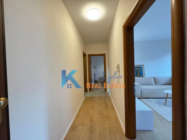 Tirane, jap me qera apartament 1+1+Ballkon Kati 5, 70 m² 700 € (Rruga e Kavajes)