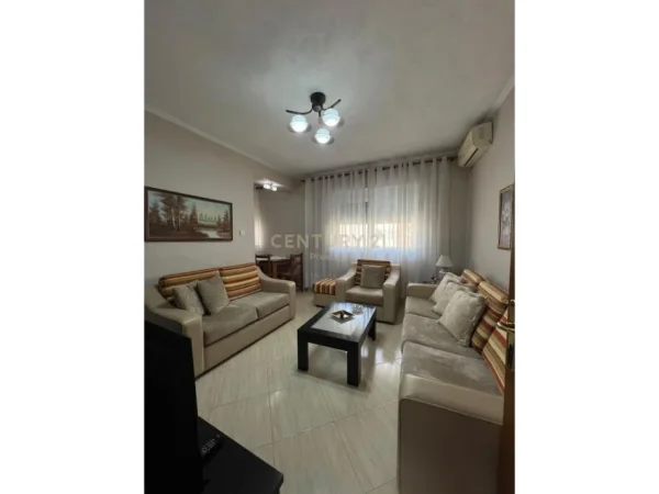 Tirane, jepet me qera apartament 2+1+Ballkon Kati 5, 80 m² 700 € (Ambasada Amerikane)