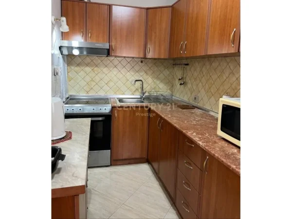 Tirane, jepet me qera apartament 2+1+Ballkon Kati 5, 80 m² 700 € (Ambasada Amerikane)
