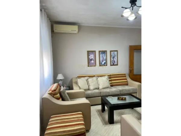 Tirane, jepet me qera apartament 2+1+Ballkon Kati 5, 80 m² 700 € (Ambasada Amerikane)