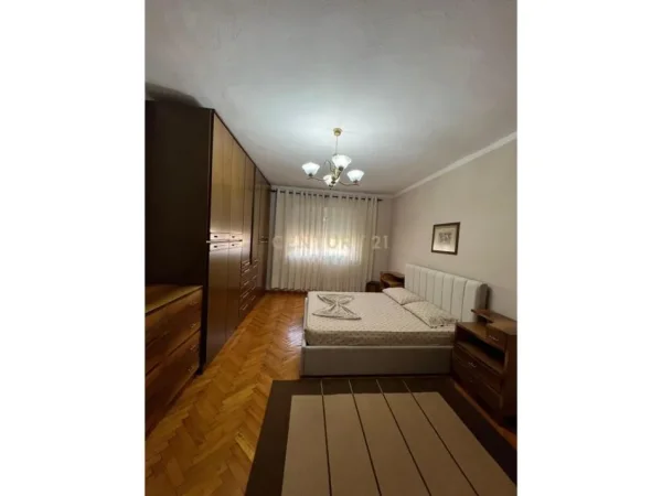 Tirane, jepet me qera apartament 2+1+Ballkon Kati 5, 80 m² 700 € (Ambasada Amerikane)