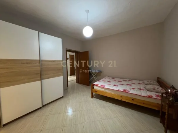 Tirane, jepet me qera apartament 2+1+Ballkon Kati 5, 80 m² 700 € (Ambasada Amerikane)