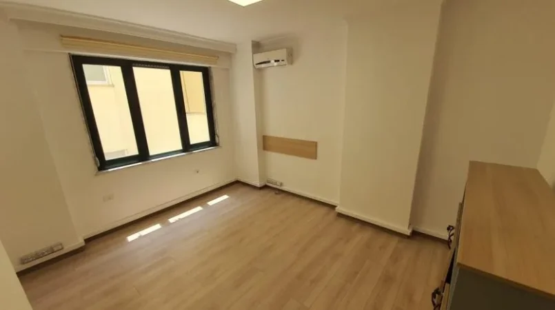 Tirane, jepet me qera zyre Kati 2, 162 m² 1.700 € (Prane Ambasades se Kosoves)