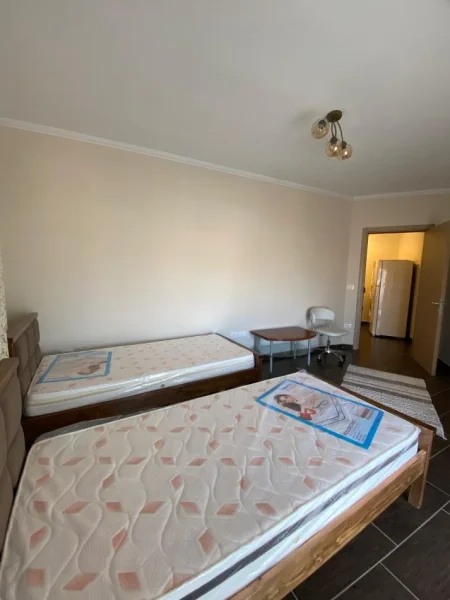Tirane, jepet me qera apartament 2+1+Ballkon Kati 4, 110 m² 500 € (Pallatet Cabej)