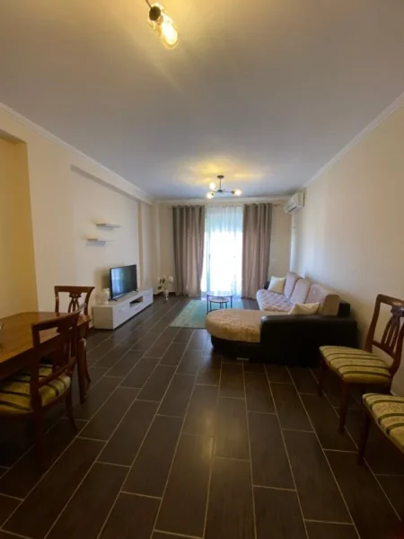 Tirane, jepet me qera apartament 2+1+Ballkon Kati 4, 110 m² 500 € (Pallatet Cabej)