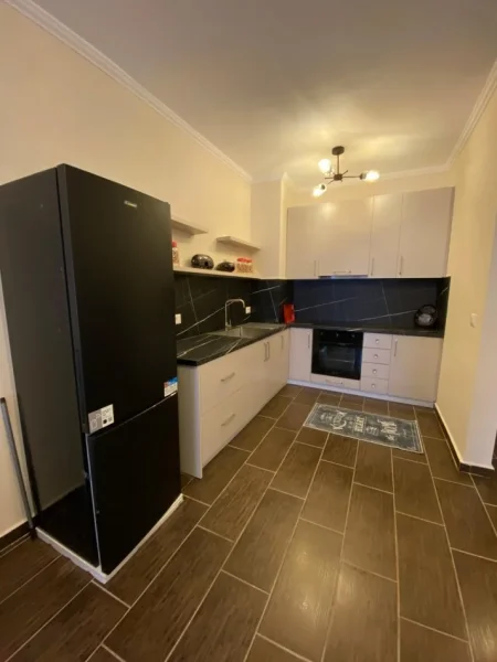 Tirane, jepet me qera apartament 2+1+Ballkon Kati 4, 110 m² 500 € (Pallatet Cabej)