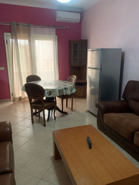 Tirane, jepet me qera apartament 1+1+Ballkon Kati 3, 60 m² 400 € (Selite te vogel)