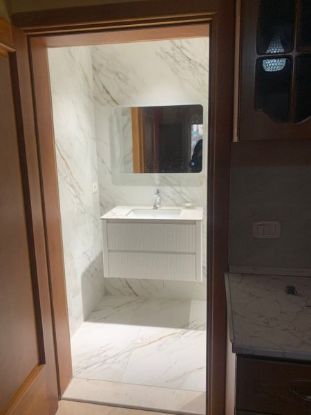 Tirane, jepet me qera apartament 1+1+Ballkon Kati 3, 60 m² 400 € (Selite te vogel)