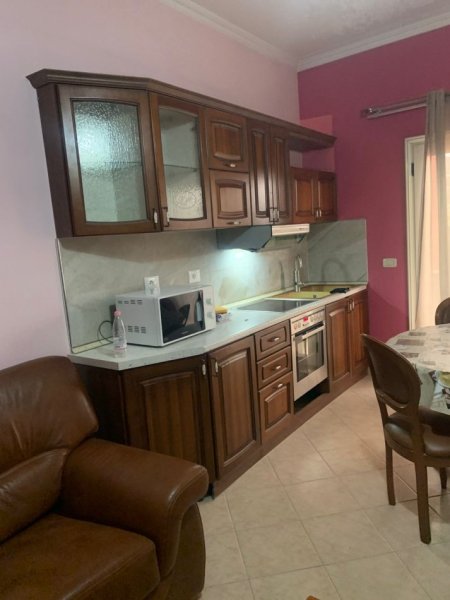 Tirane, jepet me qera apartament 1+1+Ballkon Kati 3, 60 m² 400 € (Selite te vogel)