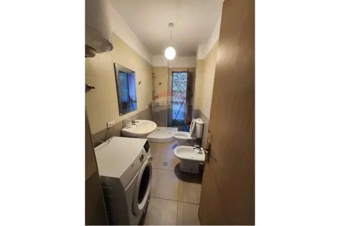 Tirane, jepet me qera apartament 2+1 , 80 m² 600 € (Kristal Center!)