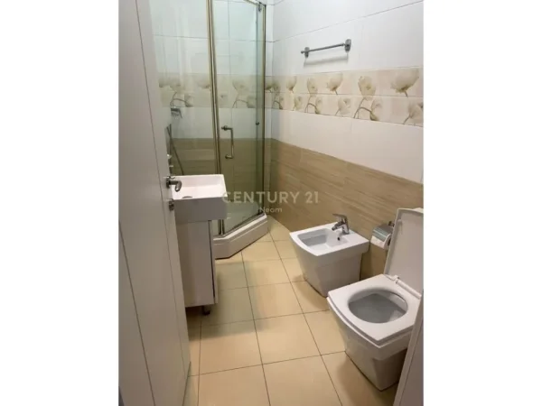 Shqiperi, jepet me qera apartament 1+1+Ballkon Kati 2, 75 m² 600 € (LIQENI I THATË)