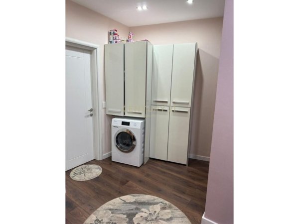 Shqiperi, jepet me qera apartament 1+1+Ballkon Kati 2, 75 m² 600 € (LIQENI I THATË)