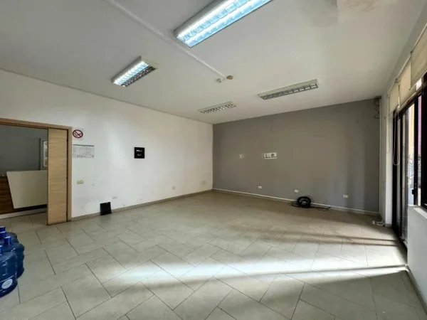 Tirane, jepet me qera ambjent biznesi Kati 1, 392 m² 3.000 € (RRUGA E ELBASANIT)