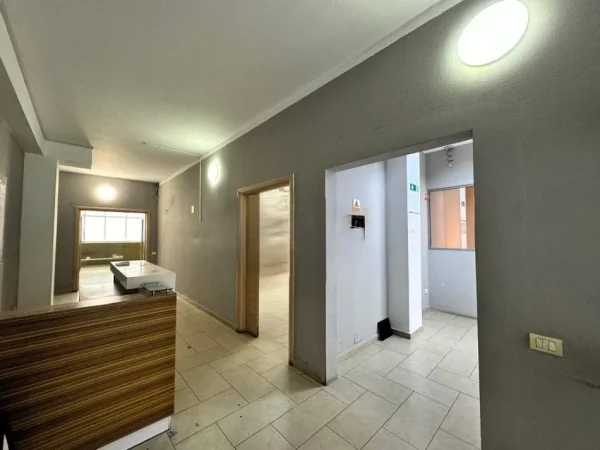 Tirane, jepet me qera ambjent biznesi Kati 1, 392 m² 3.000 € (RRUGA E ELBASANIT)