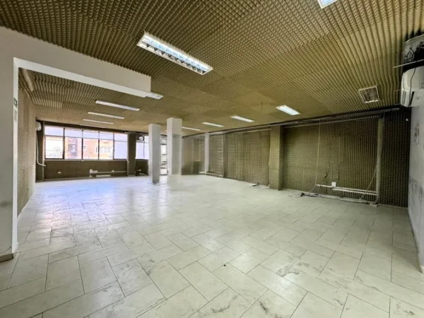 Tirane, jepet me qera ambjent biznesi Kati 1, 392 m² 3.000 € (RRUGA E ELBASANIT)
