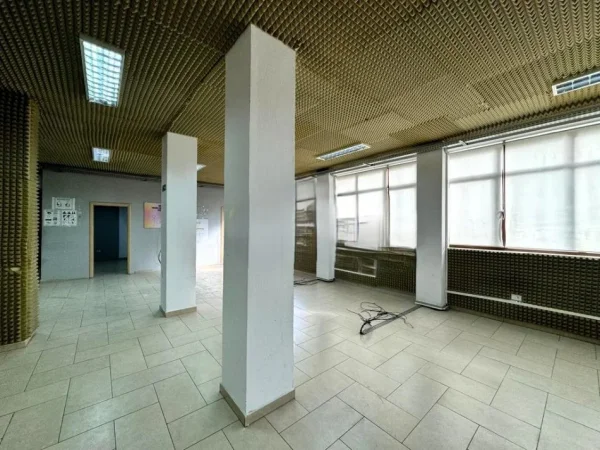 Tirane, jepet me qera ambjent biznesi Kati 1, 392 m² 3.000 € (RRUGA E ELBASANIT)