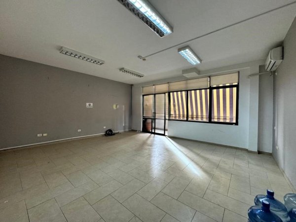 Tirane, jepet me qera ambjent biznesi Kati 1, 392 m² 3.000 € (RRUGA E ELBASANIT)