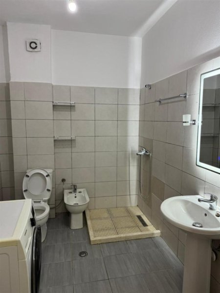 Tirane, jepet me qera apartament 2+1 Kati 1, 95 m² 450 € (Yzberisht)