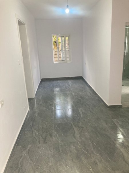 Tirane, jepet me qera apartament 4+1 Kati 1, 650 € 