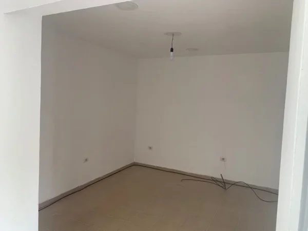 Jepet me Qera Ambient për Zyra Afer Komunës së Parisit,  400 €URO