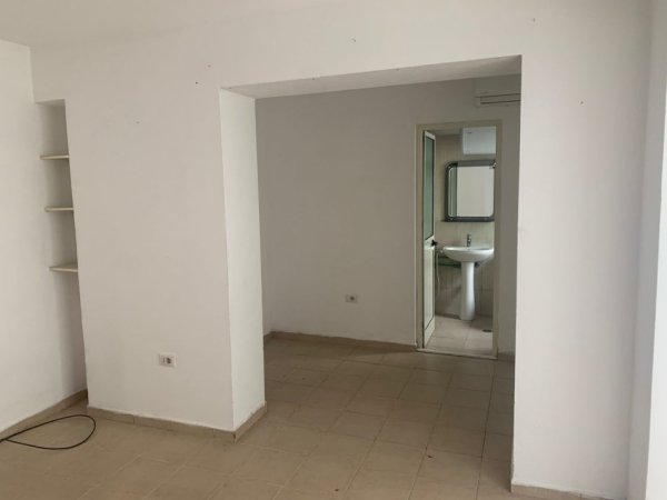 Jepet me Qera Ambient për Zyra Afer Komunës së Parisit,  400 €URO