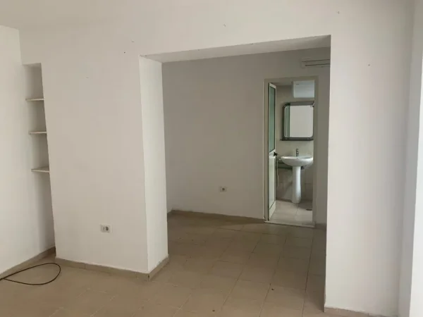 Jepet me Qera Ambient për Zyra Afer Komunës së Parisit,  400 €URO