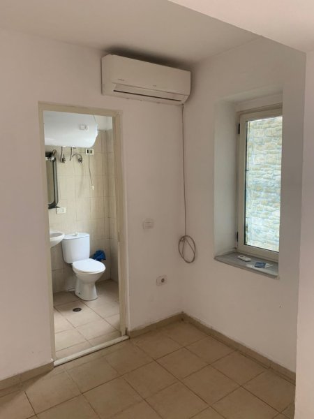 Jepet me Qera Ambient për Zyra Afer Komunës së Parisit,  400 €URO