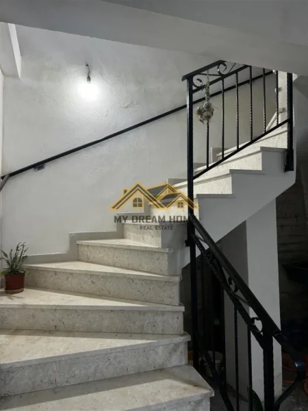 Durres, shitet shtepi 2+1 Kati 2, 200 m² 130.000 € (SPITALI DURRES)